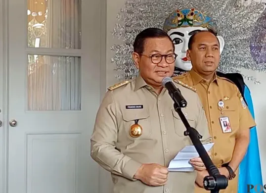 Gubernur DKI Jakarta Pramono Anung Wibowo saat memberikan keterangan pers di Balai Kota Jakarta, Senin, 13 Juli 2026. (Sumber: Poskota/ Ali Mansur)