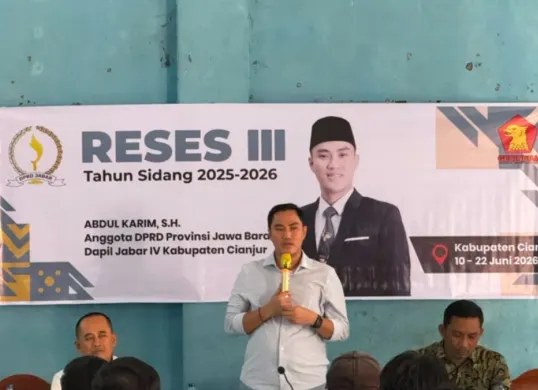 Anggota DPRD Provinsi Jawa Barat dari Fraksi Partai Gerindra, Abdul Karim, saat kegiatan Reses III Tahun Sidang 2025–2026 yang digelar di Aula Desa Wangunjaya, Rabu, 10 Juli 2026. (Sumber: Istimewa)