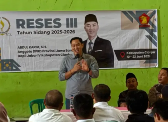 Anggota DPRD Provinsi Jawa Barat dari Fraksi Partai Gerindra, Abdul Karim, saat menggelar Reses III Tahun Sidang 2025–2026 di Jalan Raya Kubang, Kecamatan Pasirkuda, Kabupaten Cianjur, Kamis, 11 Juli 2026. (Sumber: Istimewa)