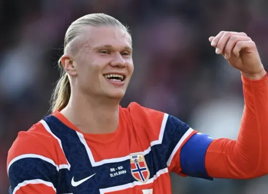 Erling Haaland merayakan gol bersama Norwegia di Piala Dunia 2026. Performa impresifnya menginspirasi ratusan orang tua di Peru memberikan nama Haaland kepada bayi mereka. (Sumber: Instagram)