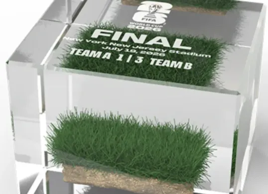 Merchandise resmi FIFA berupa potongan asli lapangan Stadion MetLife dijual sebagai suvenir eksklusif menjelang final Piala Dunia FIFA 2026. (Sumber: FIFA)