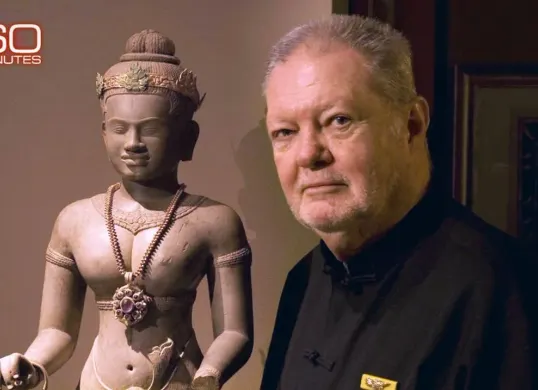 Kolektor seni Douglas Latchford menjadi sorotan publik setelah dua arca Buddha perunggu berusia lebih dari 1.200 tahun yang pernah dikaitkan dengan jaringan perdagangannya resmi dipulangkan ke Indonesia. (Sumber: X/@AndyBrouwer)