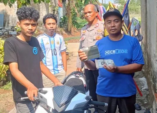 Bhabinkamtibmas Desa Kalisuren Aiptu Iwan mengembalikam motor hasil curian dibuang ke kebon singkong  Desa Kalisuren berhasil dikembalikan ke pemilik korban. (Sumber: Poskota/Angga)