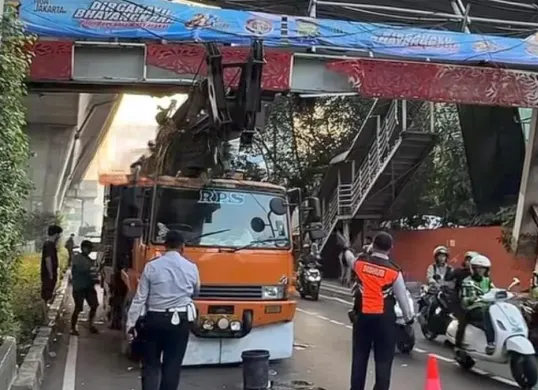 JPO di Jalan Kapten Tendean arah Blok M, Mampang Prapatan, Jakarta Selatan, rusak parah setelah ditabrak truk pengangkut crane, Selasa, 14 Juli 2026, dini hari WIB. (Sumber: Dok. Istimewa)