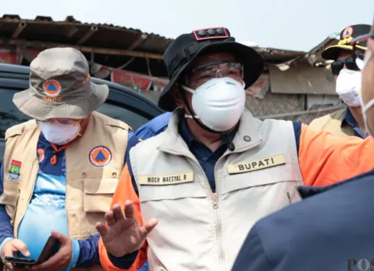 Bupati Tangerang, Maesyal Rasyid saat meninjau TPA Jatiwaringin. (Sumber: Poskota/Veronica)