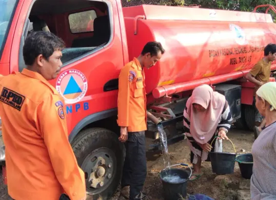 Tim dari BPBD-PK Pandeglang saat mendistribusikan bantuan air bersih di Kecamatan Angsana. (Sumber: BPBD-PK Pandeglang)