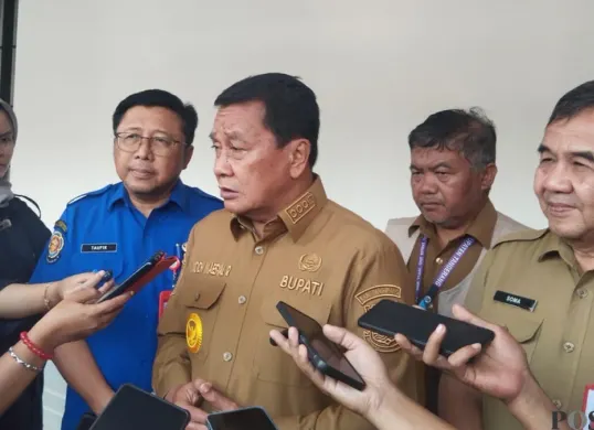 Bupati Tangerang, Maesyal Rasyid usai mengikuti rapat evaluasi penanganan kebakaran TPA Jatiwaringin. (Sumber: Poskota/Veronica)
