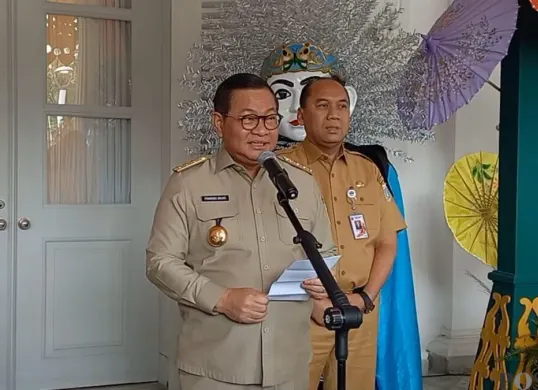Gubernur Jakarta, Pramono Anung memberikan keterangan tentang kegiatan KBM di SDN 15 Srengseng Sawah tidak diliburkan di Balai Kota Jakarta, Senin, 13 Juli 2026. (Sumber: Poskota/Ali Mansur)