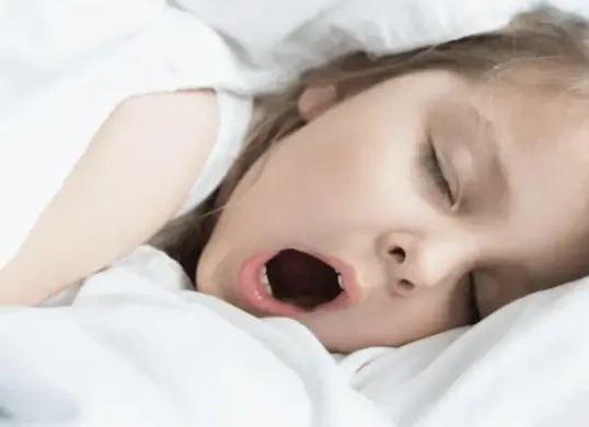 Ilustrasi seseorang anak kecil menguap (Sumber: Wikimedia Commons)