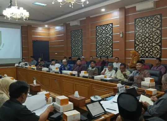 Potret Komisi IV DPRD Kabupaten Bogor dalam audiensi bersama Forum Pesantren dan Dewan Kemakmuran Masjid (DKM) se-Bogor Raya yang digelar di Gedung DPRD Kabupaten Bogor. (Sumber: Istimewa)