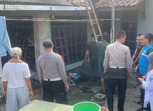 Petugas dibantu masyarakat berhasil padamkan api yang membakar rumah milik karyawan swasta. (Sumber: Polsek Cikande)