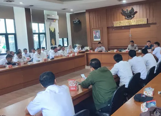 Puluhan PPPK Paruh Waktu saat beraudiensi dengan Komisi 1 DPRD Pandeglang. (Sumber: Poskota/Samsul Fatoni)