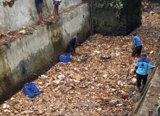 Tumpukan sampah steorofom menggunung di Kali Irigasi Krukut RW 03 dibersihkan petugas DLHK Kota Depok. (Sumber: Poskota/Angga)