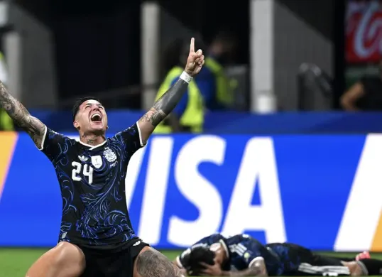 Pemain Timnas Argentina merayakan kemenangan 2-1 atas Inggris pada semifinal Piala Dunia 2026. Jersey biru tua kembali menjadi simbol kemenangan bersejarah La Albiceleste atas rival lamanya. (Sumber: FIFA)