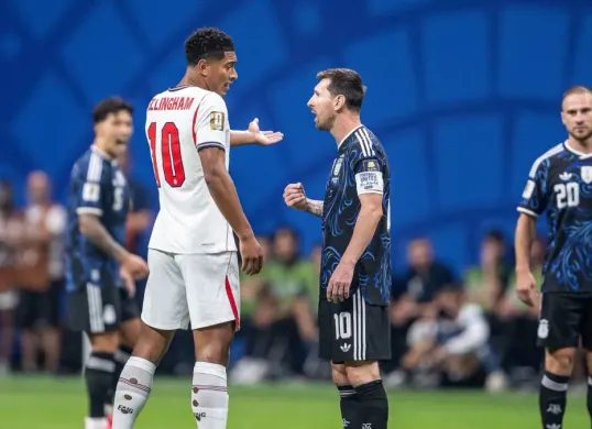 Bellingham dan Messi berdebat di lapangan. (Sumber: X/@HQpcrt)