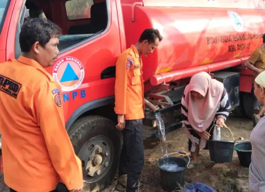 Jajaran BPBD-PK Pandeglang saat mendistribusikan bantuan air bersih. (Sumber: BPBD-PK Pandeglang)