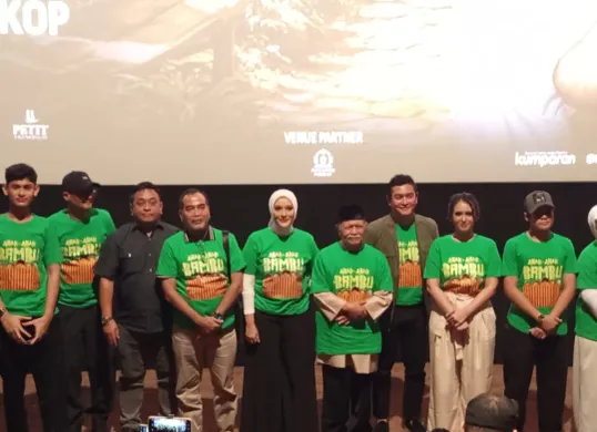 Aktris senior Elma Theana (tengah) bersama para pemain dan kru menghadiri peluncuran film Anak-Anak Bambu di XXI Epicentrum, Kuningan, Jakarta, Rabu (15/7/2026). (Sumber: Poskota | Foto: Deny Zainuddin)