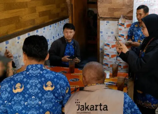 Pelaku pembuang sampah di Jalan Cidodol Raya, Grogol Selatan, Kebayoran Lama, Jakarta Selatan, dijatuhi sanksi. (Sumber: Dok. DLH Jakarta)
