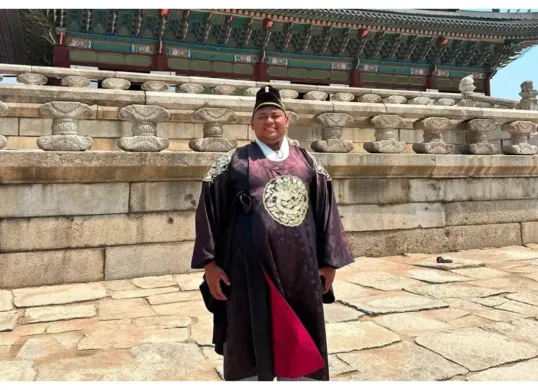 Femas Yani Arianto yang tengah menjadi sorotan usai diduga memisahkan diri dari rombongan wisata saat mengikuti perjalanan ke Korea Selatan bersama agensi travel Berani Backpacker. (Sumber: X/@LambeSahamjja)