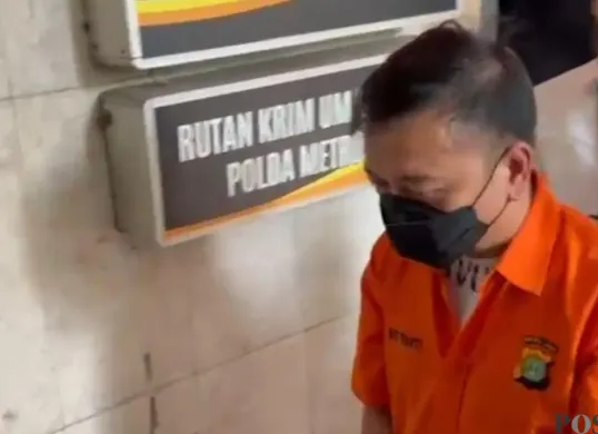 Tersangka dugaan kasus TPPU, Don Ritto digelandang di Polda Metro Jaya sebelum diserahkan ke Kejaksaan Agung, Jumat, 17 Juli 2026. (Sumber: Poskota/Ali Mansur)