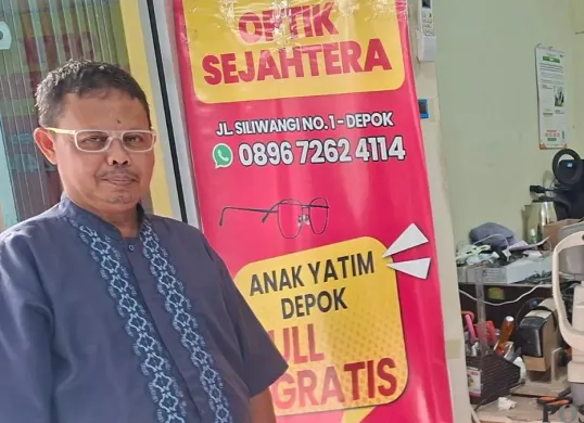 Optik Sejahtera di di Pancoran Mas, Kota Depok, membagikan kacamata gratis kepada para guru, Jumat, 17 Juli 2026. (Sumber: Poskota/Angga Pahlevi)