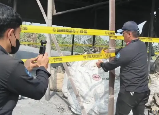 Petugas KLH menyegel pabrik pengolakan limbah aluminium film di Sindang Jaya, Kabupaten Tangerang. (Sumber: Poskota/Veronica Prasetio)