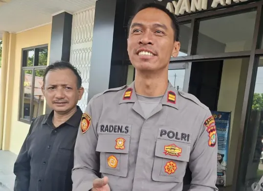 Kapolsek Tajurhalang, Iptu Raden Suwito memberikan keterangan media di Mapolsek Tajurhalang, Kabupaten Bogor, Jumat, 17 Juli 2026. (Sumber: Poskota/Angga Pahlevi)