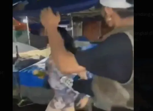 Viral aksi pemuda kejar waria di Bogor. (Sumber: X/@irajenar)