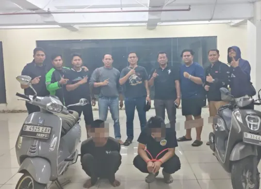 Potret dua pelaku curanmor beserta bukti motor curian diamankan polisi. (Sumber: Polres Metro Depok)