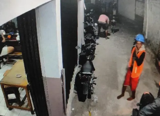 Para pelaku pencurian perangkat Base Transceiver Station (BTS) terekam kamera pengawas (CCTV). (Sumber: Bareskrim Polri)