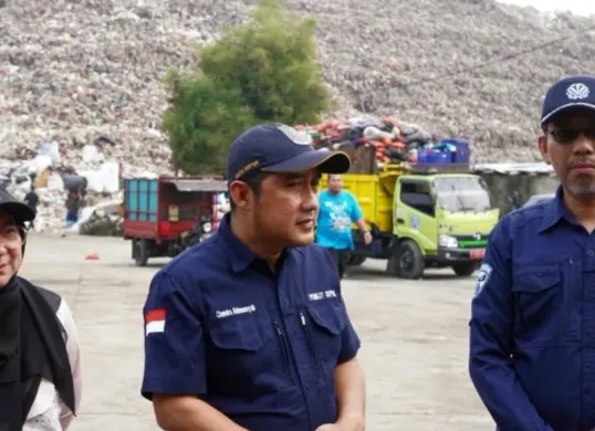 Wakil Wali Kota Depok, Chandra didampingi Kadis DLHK Reni Siti Nuraeni meninjai TPA Cipayung Pasca kebakaran, Jumat, 17 Juli 2026. (Sumber: Istimewa)