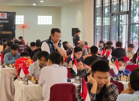 Potret Achmad Tjachja Nugraha saat memperhatikan para pecatur sedang bertanding di kompetisi Prof Achmad Tjachja Nugraha Cup. (Sumber: Istimewa)