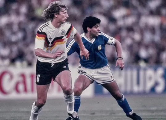Bek Jerman Barat Guido Buchwald dengan tinggi 1,88 meter tersebut memainkan peran kunci dalam meredam ancaman dari seorang Diego Maradona. (Sumber: FIFA)