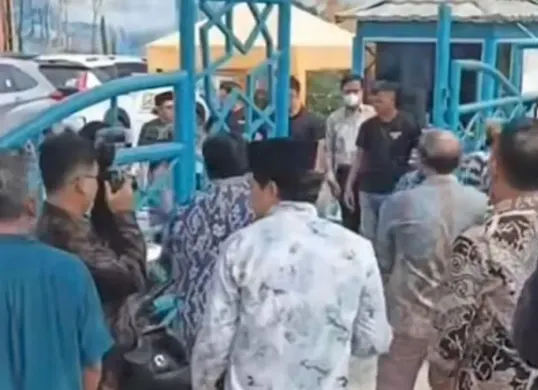 Tangkapan layar video dugaan penghalangan kegiatan Visitasi UIN Jakarta di Madrasah Pembangunan Pamulang, Tangerang Selatan. (Sumber: Istimewa)