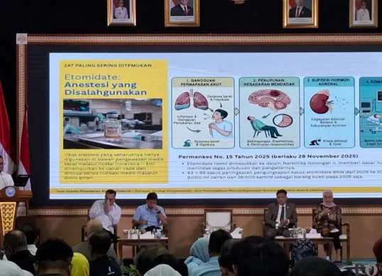 Kepala BNN RI Komjen Pol Suyudi Ario Seto memberikan paparan bahaya penggunaan rokok elektrik atau vape menggunakan cairan anestesi atau etomidate di Seminar Nasional HANI 2026. (Sumber: Poskota/Angga)