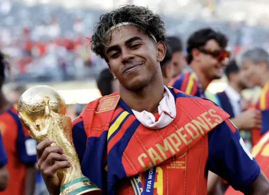 Lamine Yamal menjadi salah satu pemain muda yang paling mendapat perhatian setelah tampil menonjol bersama Barcelona dan tim nasional Spanyol. (Sumber: FIFA)