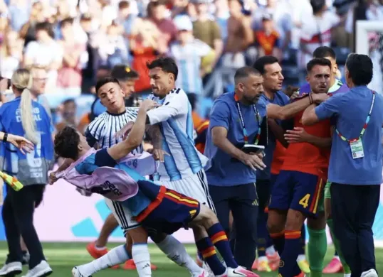 Keributan terjadi setelah final Piala Dunia 2026 antara Spanyol dan Argentina berakhir. Insiden melibatkan sejumlah pemain dari kedua tim setelah Spanyol menang 1-0 lewat gol Ferran Torres. (Sumber: X)