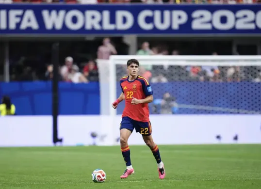 Pau Cubarsi menjadi pemain muda penting di lini belakang Spanyol dan meraih Penghargaan Pemain Muda Terbaik FIFA setelah membawa La Roja menjuarai Piala Dunia 2026. (Sumber: FIFA)