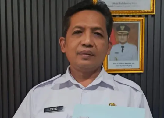 Kepala Disdikpora Pandeglang, Sutoto saat memperlihatkan surat teguran untuk sejumlah kontraktor. (Sumber: Istimewa)