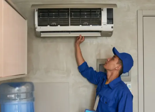 Teknisi sedang mengecek Air Conditioner (AC). (Sumber: Istimewa)