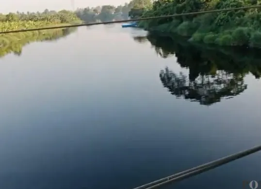 Kondisi Sungai Cisadane yang berwarna hitam akibat tercemar limbah pabrik. (Sumber: Poskota/Veronica)