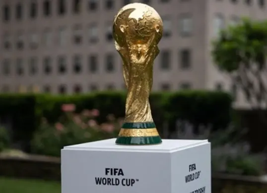 Trofi asli tetap menjadi milik FIFA dan tidak disimpan secara permanen oleh negara pemenang. (Sumber: FIFA)