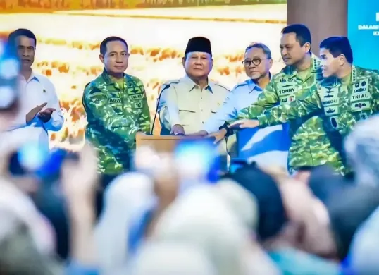 Presiden Prabowo Subianto didampingi Panglima TNI Jenderal Agus Subiyanto meninjau mesin pengolah sampah MOTAH saat menghadiri Panen Raya Terintegrasi Program Ketahanan Pangan di Lanud Abdulrachman Saleh, Malang, Jawa Timur. (Sumber: Istimewa)