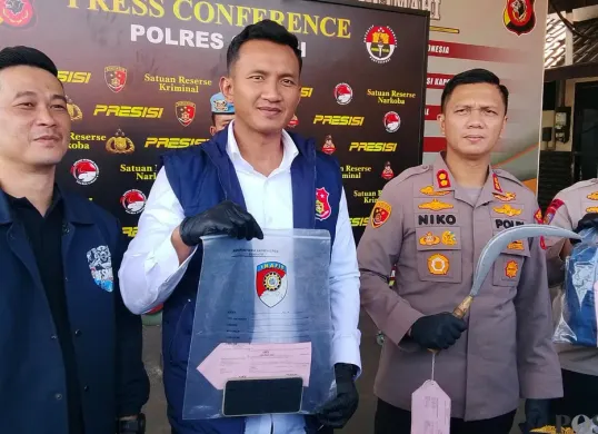 Jajaran Polres Cimahi menggelar perkara kasus begal kurir di Mako Polres Cimahi, Rabu, 22 Juli 2026. (Sumber: Poskota/Gatot Poedji Utomo)