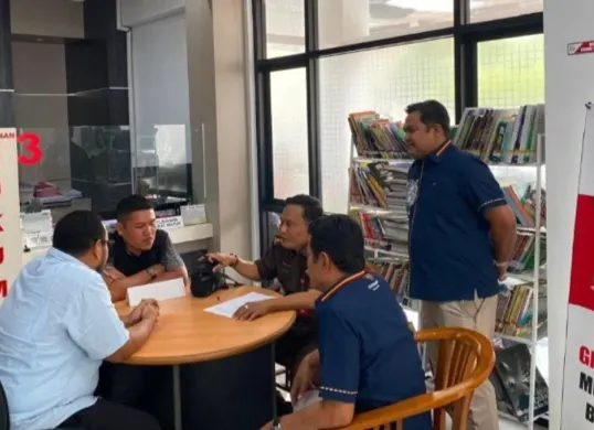 Penyidik Polda Banten menyerahkan tersangka dan barang bukti setelah dinyatakan lengkap oleh JPU di kantor Kejari Serang. (Sumber: Dok. Polda Banten)