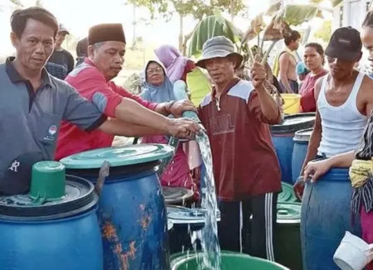 Ratusan warga terdampak kekeringan di Kecamatan Patia, Pandeglang, saat menerima bantuan air bersih. (Sumber: Istimewa)