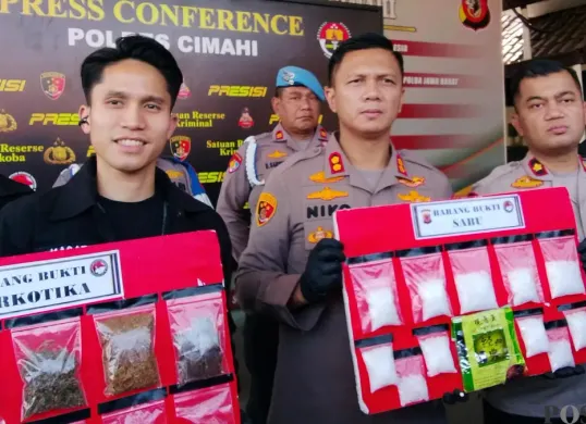 Kapolres Cimahi, AKBP Niko N. Adi Putra (tengah) menunjukan barang bukti kasus peredaran narkotika jenis sabu, Rabu, 22 Juli 2026. (Sumber: Poskota/Gatot Poedji Utomo)