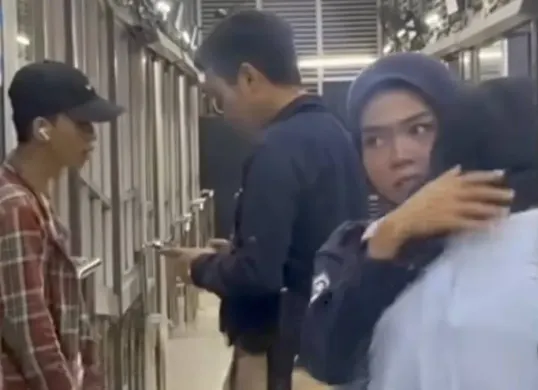Seorang pria (bertopi) diduga melakukan aksi pelecehan seksual terhadap penumpang perempuan dalam Transjakarta rute Puri Beta, Selasa, 21 Juli 2026. (Sumber: Dok. Istimewa)