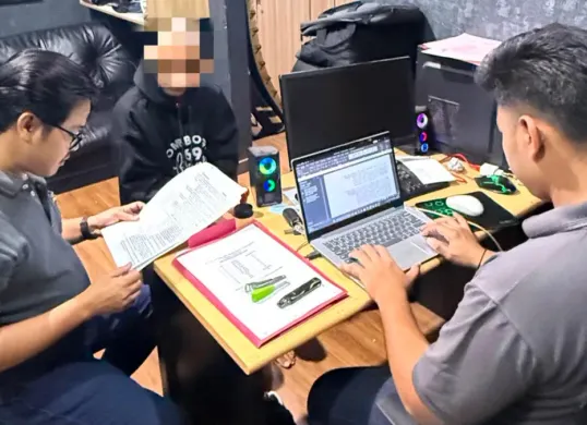Tersangka YDS didampingi penasehat hukum saat dimintai keterangan di ruang Satresnarkoba Polres Serang. (Sumber: Satresnarkoba Polres Serang)