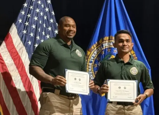 Potret  Kompol Charles Bagaisar (kanan) yang berhasil lulus FBI National Academy Session 298 di Amerika Serikat. (Sumber: Istimewa)